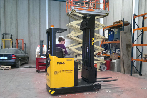 Alumna realizando prácticas con retráctil en el curso de carretilals sevilla.