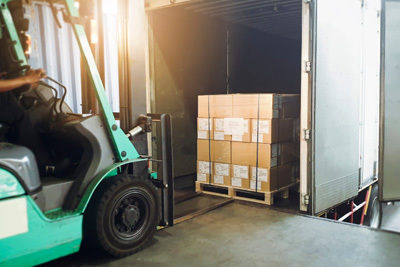 carretilla elevadora cargando camión.